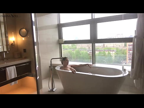 ❤️ Geweldige babe wat passievol haar poesie in die badkamer afruk ❤ Fok by ons ️❤